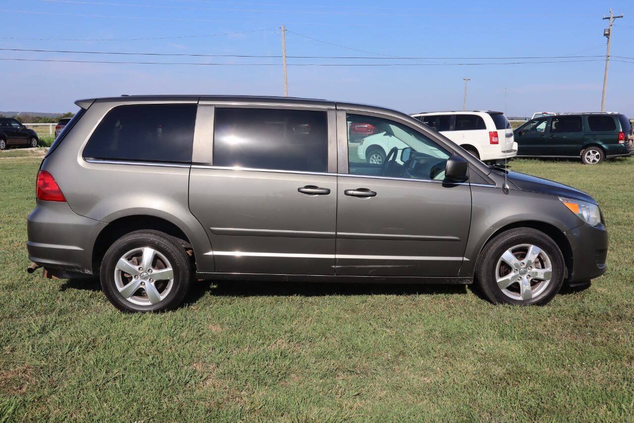 Used 2010 Volkswagen Routan SE FWD image 14
