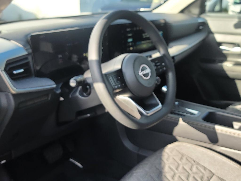 Used 2025 Nissan Kicks SV AWD/4WD image 12