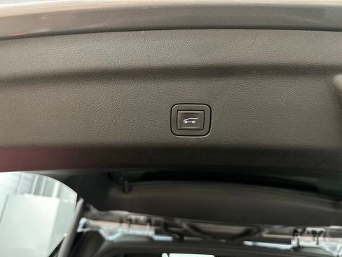 Used 2025 Chevrolet Suburban Premier AWD/4WD image 38