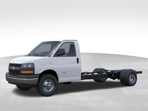 New 2026 Chevrolet Express 3500 image 2