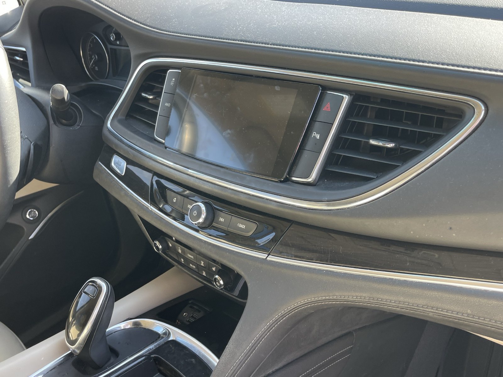 Used 2020 Buick Enclave Essence AWD/4WD image 7