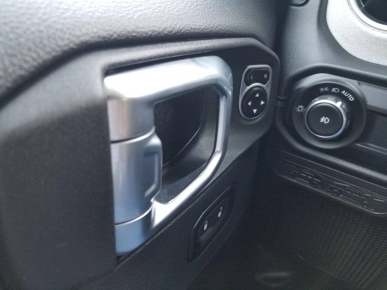 Used 2024 Jeep Wrangler Unlimited Sahara AWD/4WD image 25
