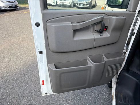 Used 2017 Chevrolet Express 2500 RWD image 23