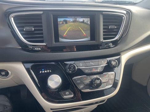 Used 2020 Chrysler Pacifica Touring-L image 13