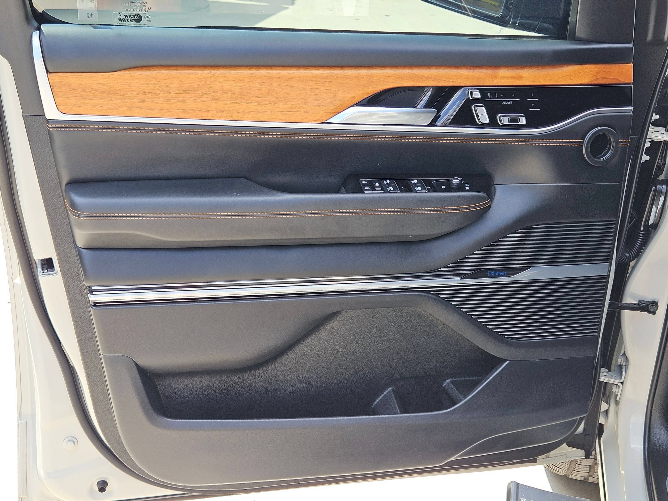 Used 2022 Jeep Grand Wagoneer Series III AWD/4WD image 11