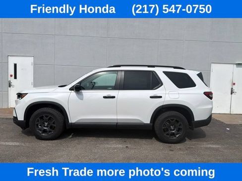 Used 2025 Honda Pilot TrailSport image 3