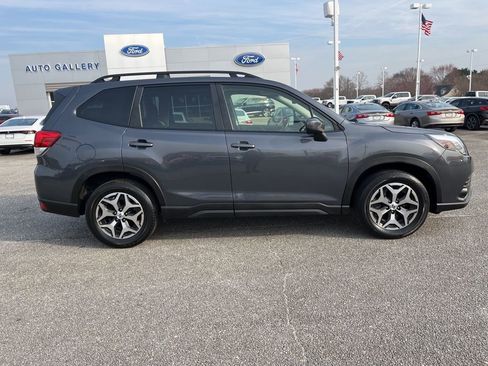 Used 2023 Subaru Forester Premium image 4