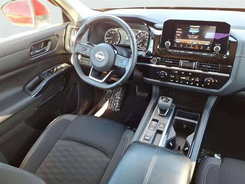 Used 2023 Nissan Pathfinder SV image 11