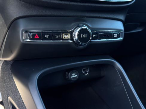 Used 2021 Volvo XC40 T5 R-Design w/ Climate Package image 21