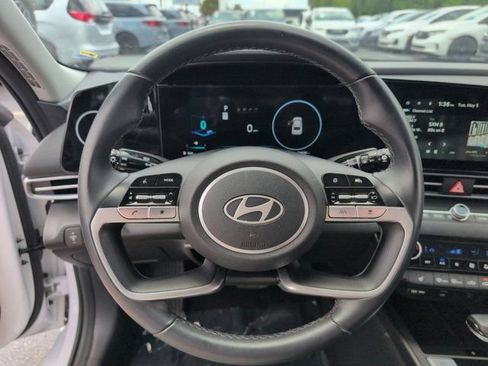 Used 2025 Hyundai Elantra SEL FWD image 23