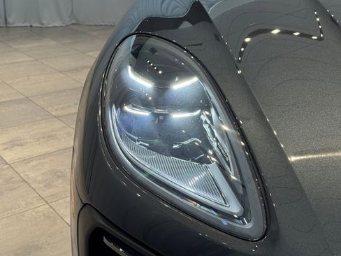 Used 2025 Porsche Macan image 12
