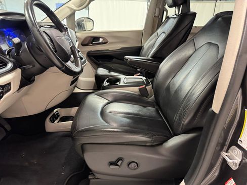 Used 2018 Chrysler Pacifica Touring-L Plus FWD image 16
