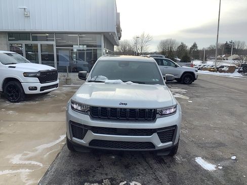 New 2026 Jeep Grand Cherokee Altitude AWD/4WD image 2