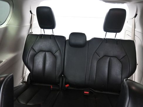 Used 2017 Chrysler Pacifica Platinum image 16