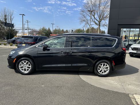 Used 2021 Chrysler Pacifica Touring-L image 3