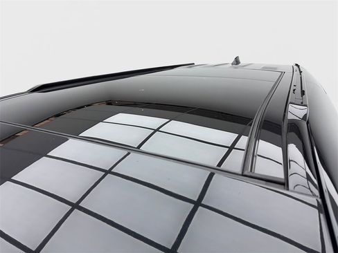 Used 2024 Land Rover Defender 110 X-Dynamic SE image 13