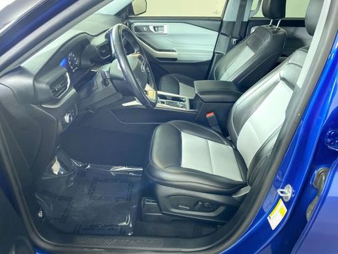 Used 2022 Ford Explorer XLT w/ Equipment Group 202A image 5