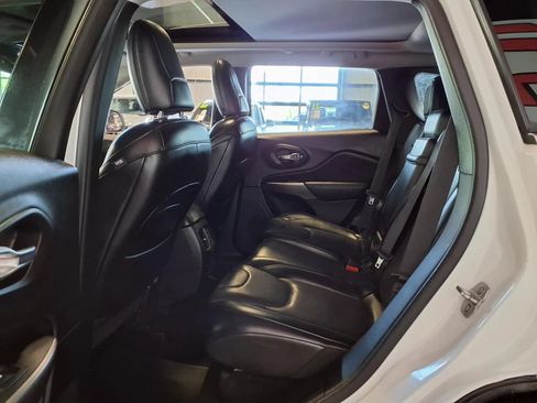 Used 2019 Jeep Cherokee Limited w/ Luxury Group AWD/4WD image 14