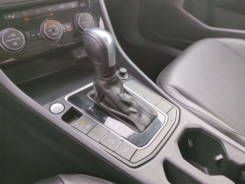 Used 2020 Volkswagen Jetta SE w/ SE Cold Weather Package image 32