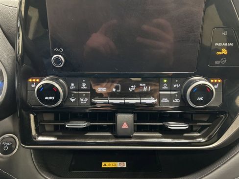 Used 2024 Toyota Highlander XLE image 17