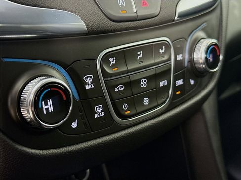 Used 2023 Chevrolet Equinox LT image 16