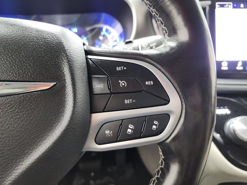 Used 2021 Chrysler Pacifica Touring-L image 36