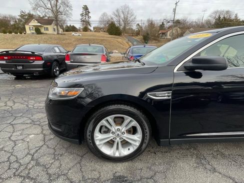 Used 2017 Ford Taurus SE image 2