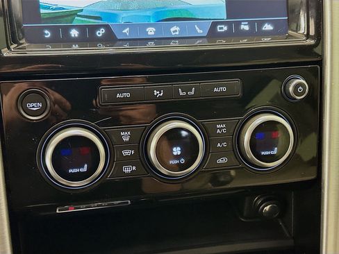 Used 2018 Land Rover Discovery HSE AWD/4WD image 16