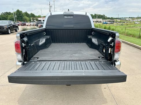 Used 2022 Toyota Tacoma TRD Off-Road AWD/4WD image 23