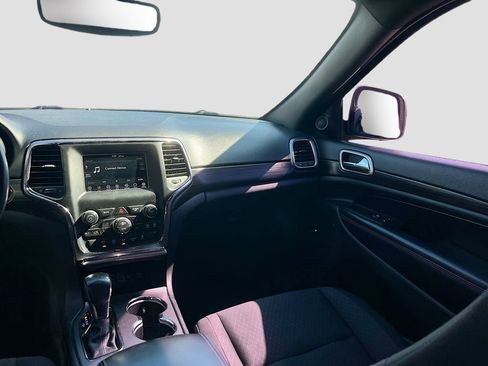 Used 2019 Jeep Grand Cherokee Laredo image 23