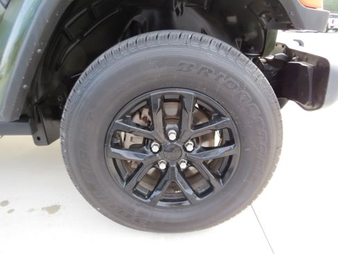 Used 2023 Jeep Gladiator Sport AWD/4WD image 8