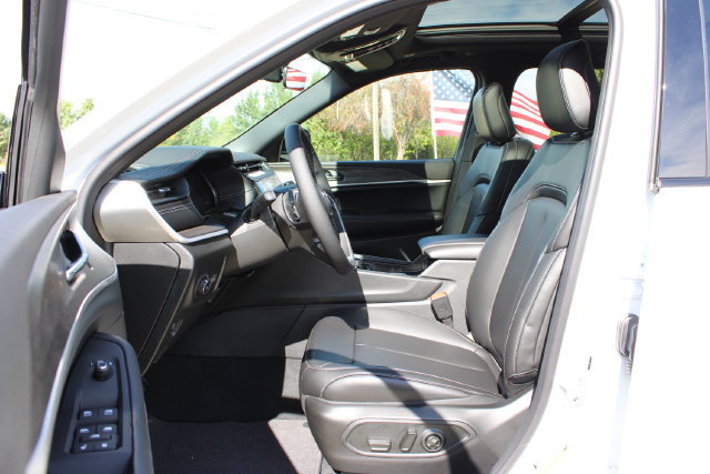 New 2027 Jeep Grand Cherokee Limited w/ Limited Altitude Package AWD/4WD image 11