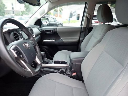 Used 2018 Toyota Tacoma SR5 AWD/4WD image 11