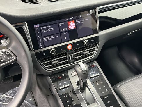 Used 2025 Porsche Macan image 28