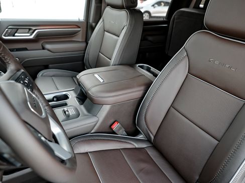 New 2026 GMC Sierra 2500 Denali w/ Denali Reserve Package image 13