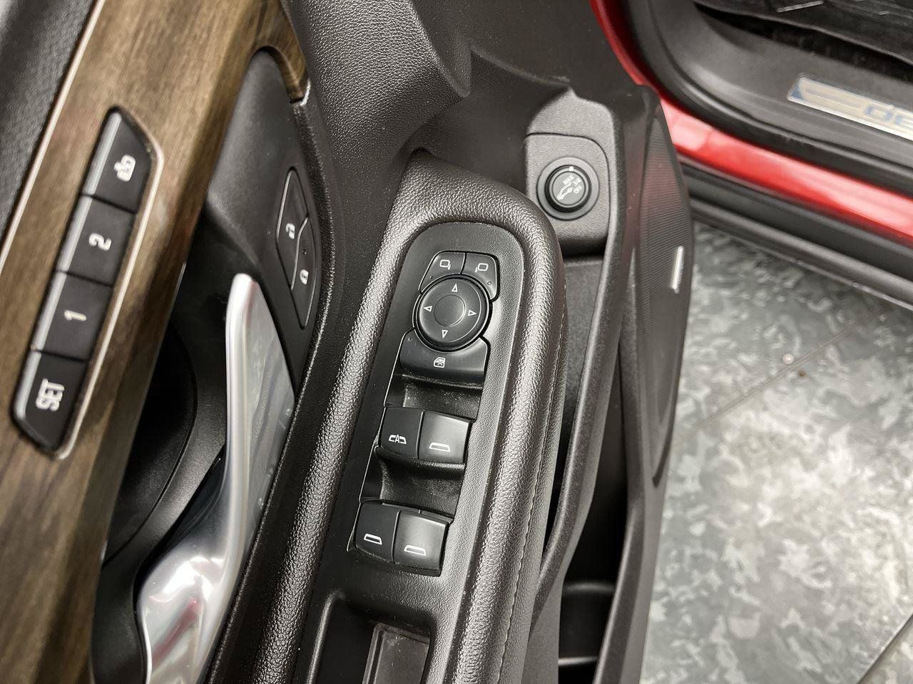 Used 2019 GMC Terrain Denali w/ Advanced Safety Package AWD/4WD image 9