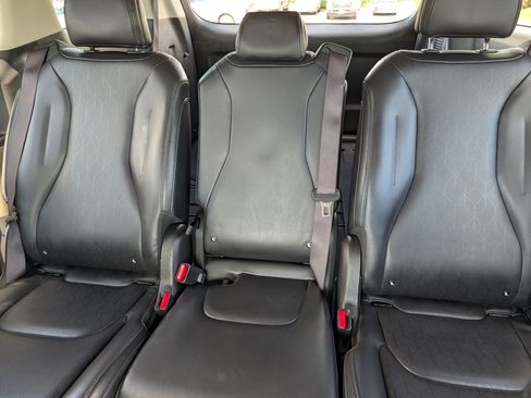 Certified 2025 Kia Carnival FWD image 13