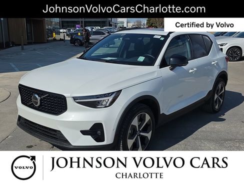 Certified 2025 Volvo XC40 B5 Plus image 3