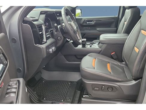 Used 2025 GMC Sierra 1500 AT4 w/ Technology Package AWD/4WD image 12