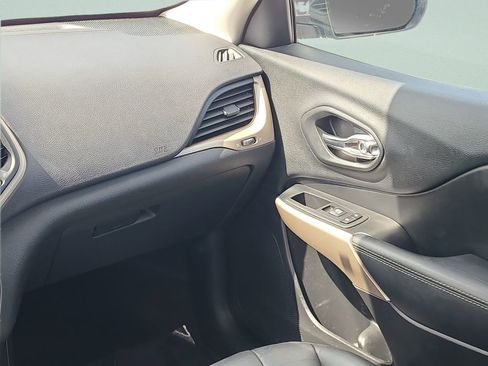Used 2018 Jeep Cherokee Limited AWD/4WD image 19
