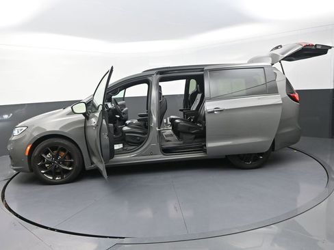 Used 2023 Chrysler Pacifica Touring-L w/ S Appearance Package FWD image 35