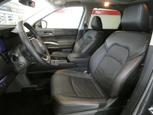 Used 2025 Nissan Pathfinder Platinum w/ Cargo Package FWD image 9