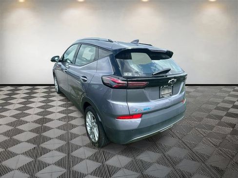 Used 2022 Chevrolet Bolt EUV LT w/ Driver Confidence Package FWD image 3