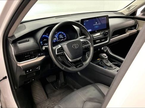 Used 2024 Toyota Grand Highlander AWD image 16