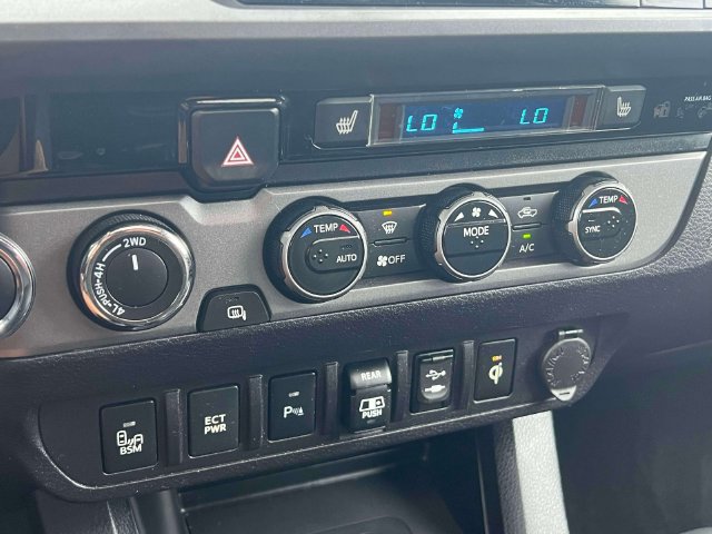 Used 2018 Toyota Tacoma TRD Sport AWD/4WD image 30