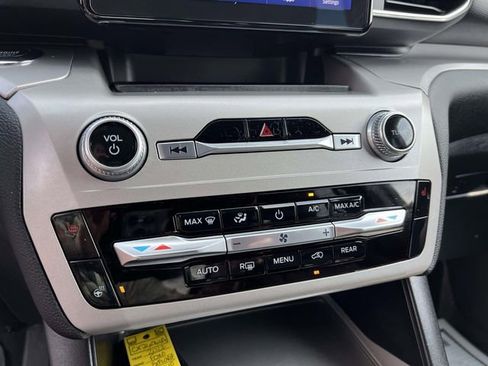 Used 2022 Ford Explorer XLT w/ Equipment Group 202A image 21