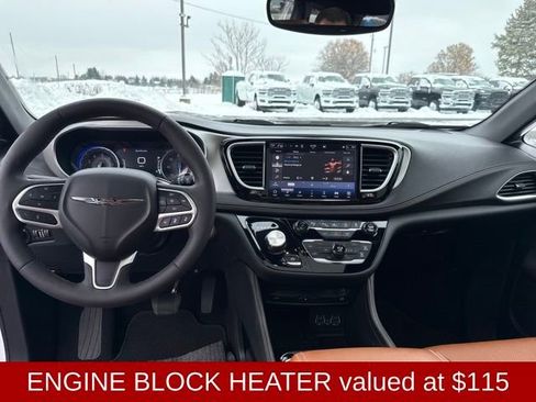 Used 2025 Chrysler Pacifica Pinnacle w/ Trailer Tow Group image 14