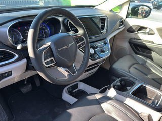 Used 2024 Chrysler Pacifica Touring-L FWD image 11