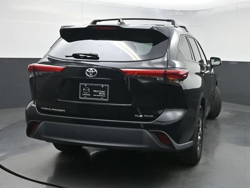 Used 2022 Toyota Highlander XLE AWD/4WD image 3