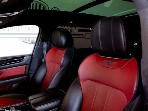 Used 2018 Bentley Bentayga image 17